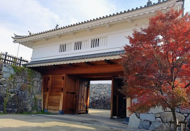 舞鶴城山手御門が復元されています。