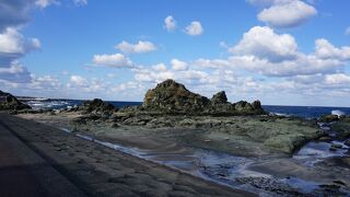 広い岩を歩いて海を見られます。奇岩を見るのも楽しい