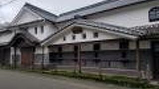 白い壁の重厚な武家屋敷か蔵のような登録有形文化財