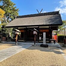 桧皮葺きの社殿です