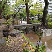 公園敷地内にある”神田上水取水口の石柱” （遺構）