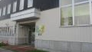 観光案内所の入る駅前ビル