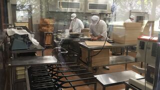 工房の様子がガラス越しに見えました