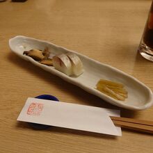 お通し。小ぶりの鯖の押し寿司も。