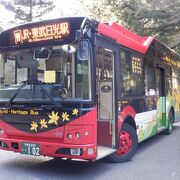 日光坊中の車道を通るラッピングバスでした。