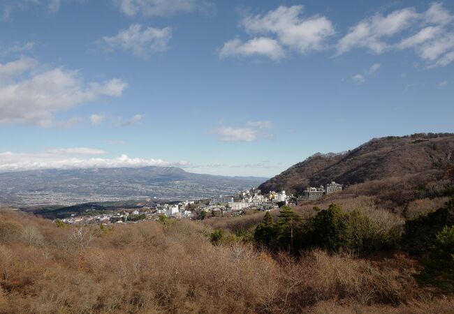 伊香保温泉と赤城山の麓に広がる市街地を、展望台から一望できます。
