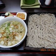 民家改造の蕎麦屋さん、元気なおばちゃん達が運んでくれる美味しい板蕎麦