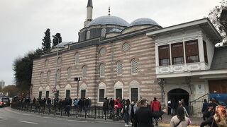 若者の街ベシクタシュにあるモスク