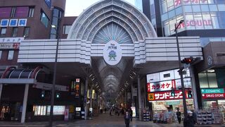 巨大なアーケード商店街