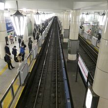 ホームに円錐形シャンデリアがずらーっと並んで壮観！