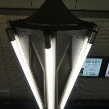 蛍光灯８本を使った円錐形のシャンデリア