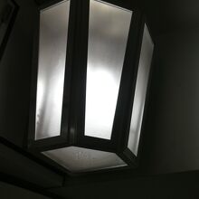 ホーム上の柱の上両脇照明に意匠を凝らした和風デザイン