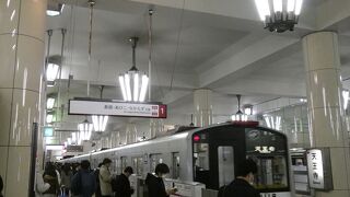 天王寺駅には１台に蛍光灯８本を使った円錐形のシャンデリアと和風デザインの照明灯有り・・・