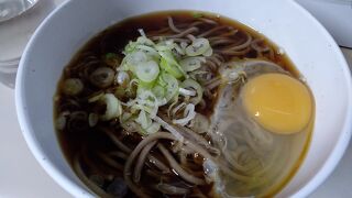 北の旅を演出するホームにある立ち喰い蕎麦屋