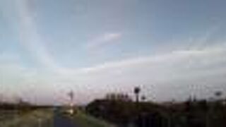 きれいな雄大な空・夕焼け・朝焼けが楽しめ、東京にいることを忘れるくらいです。