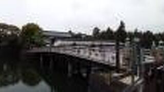 立派な木でできた美しい橋