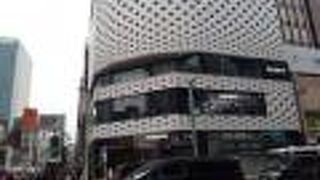 一階には、日産自動車の先端的なショールーム