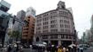 歴史的にも重要な重厚な建物がきれい