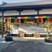 内子の白壁の街並みのそばにあった立派な涅槃像のあるお寺