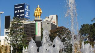 黄金の信長公像がある駅前広場