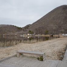 湖畔に続く木道沿いには、ベンチが多数。