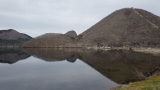 湖畔には椅子が沢山あって、静かで気持ちいい場所です。