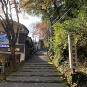 紅葉は素晴らしい。階段は大変です。