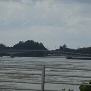 沖縄本島と結ぶ藪地大橋が架かる海峡