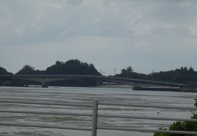 沖縄本島と結ぶ藪地大橋が架かる海峡
