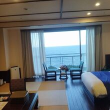 熱海温泉で宿泊した部屋と海