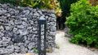 国の重要文化財ですが、工事中（部分）でしたが、この辺り（スンマシャー・仲筋集落）の美しい街並みは素晴らしいものでした