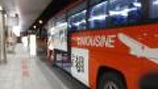 飛行機の到着にあわせて運行