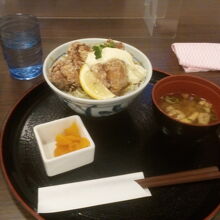 食事処。ランチメニューの鶏から丼。