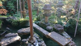 武家屋敷の街並みから中に入れます。