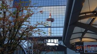 京都駅ビル自体がキャンバスになり、向かい側の京都タワー等のシルエットが綺麗に映っています。