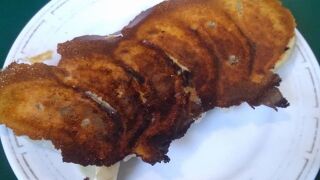 「餃子」は皮がもちもち、羽がカリカリ、餡がジューシーで美味しかった