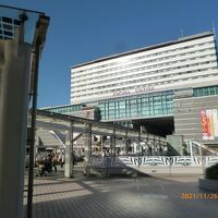 駅前からみた外観。