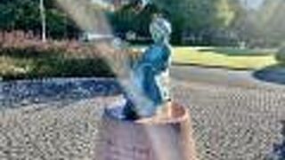 まさに！誰もが知っている！赤い靴♪履いてた♪女の子！をモチーフにした銅像