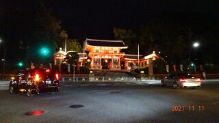 観光客にとっても、地元の方にとっても、京都を代表するメインストリートです。