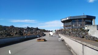 浅間山噴火によってもたらされた独特の風景を見学できる