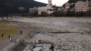 噴泉池が足湯専用になっちゃった