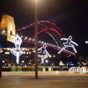 ｢Vivid Sydney 光の祭典｣開催時は七色の電光装飾＆ライトアップ！！！