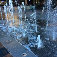 ｢ぼー｣っと歩いてると要注意! 突然出てくる噴水!