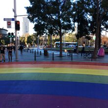 レインボーカラーの横断歩道が素敵!
