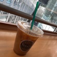 空港内の雰囲気とともに、コーヒーをいただきました。