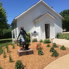 ローラ像と学校の再現建造物