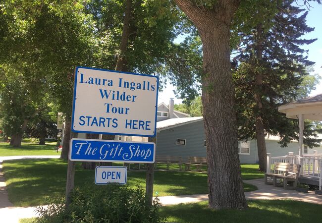 大草原の小さな家のとうさんが行き着いた家が保存されています。