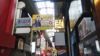 アーケードのある商店街