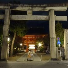 南楼門側に有る石鳥居です。国指定の重要文化財です