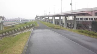 サイクリングロードにスポーツ施設